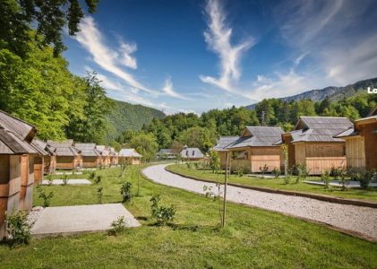 Glamping Slovenija: oddih, kjer narava ne pomeni odpovedi udobju