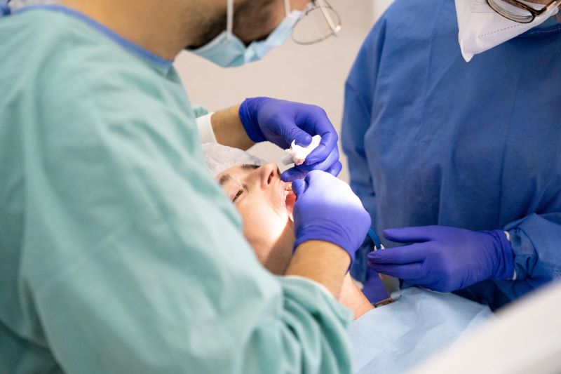 Apikotomija: rešitev, ko samo klasično zdravljenje zoba ni dovolj